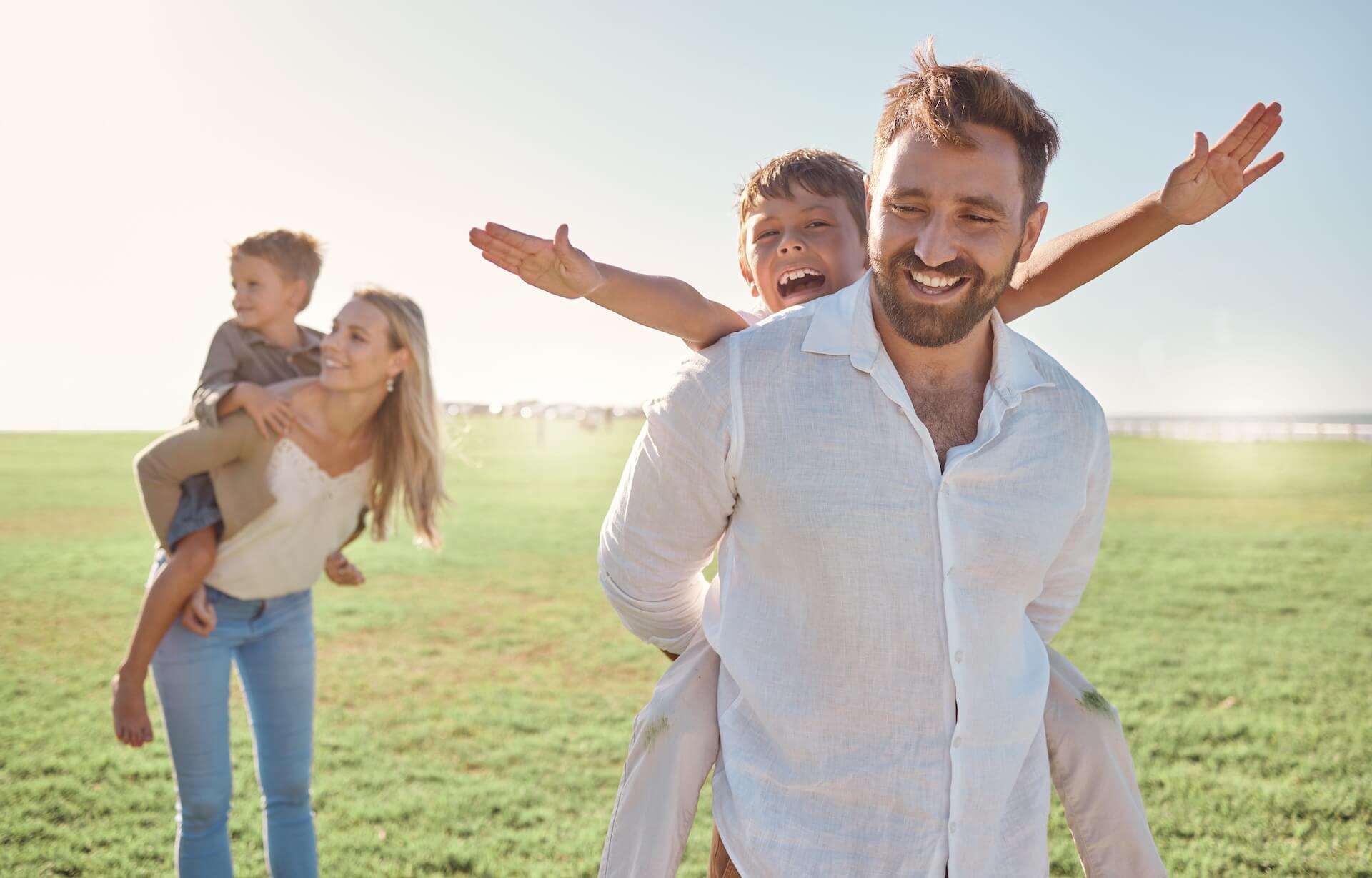 Szczęśliwa rodzina bawiąca się na świeżym powietrzu – baner Smart Living